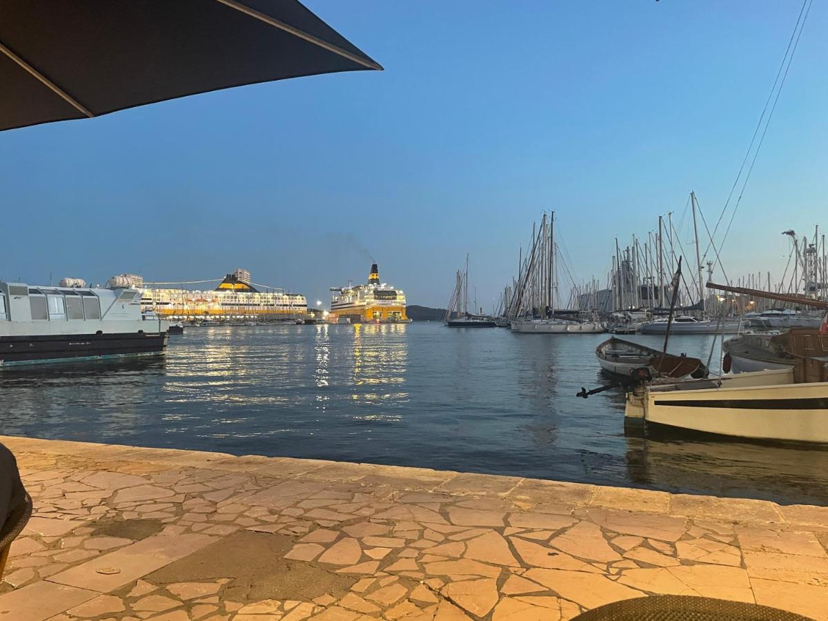 Au Coeur Du Vieux Toulon Au Calme Appartement Renove Climatise Confortable Etage Eleve Avec Ascenseur Proche Parking Et Toutes Commodites ภายนอก รูปภาพ
