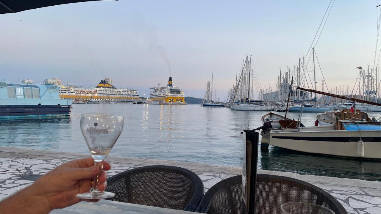 Au Coeur Du Vieux Toulon Au Calme Appartement Renove Climatise Confortable Etage Eleve Avec Ascenseur Proche Parking Et Toutes Commodites ภายนอก รูปภาพ
